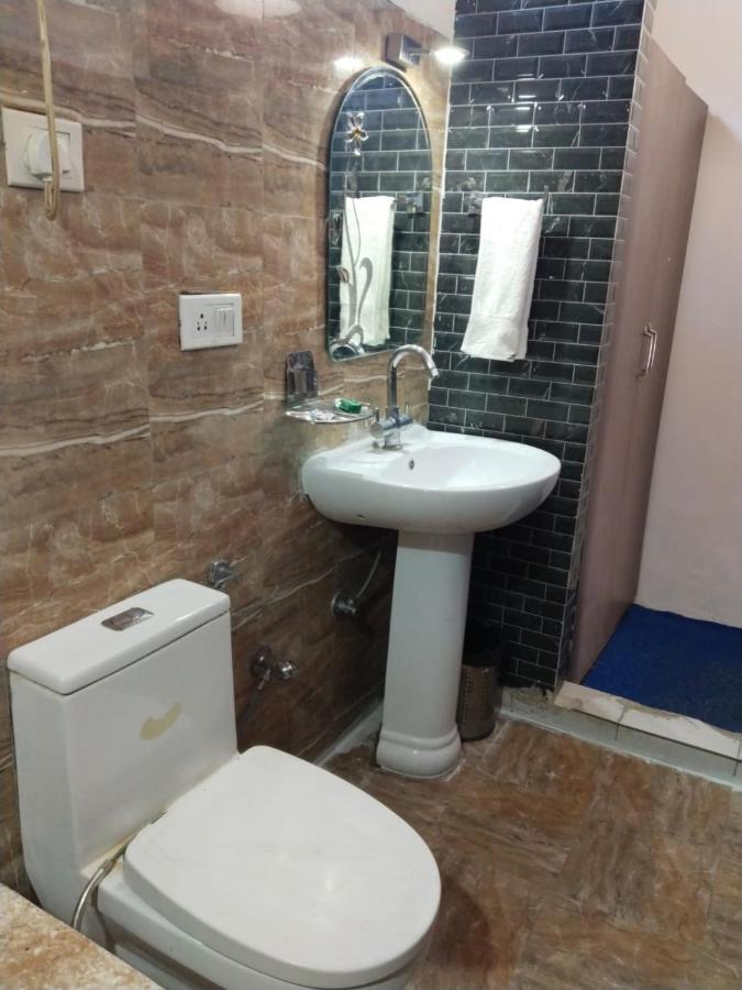 Flora Hills View Hotel Manāli Екстериор снимка