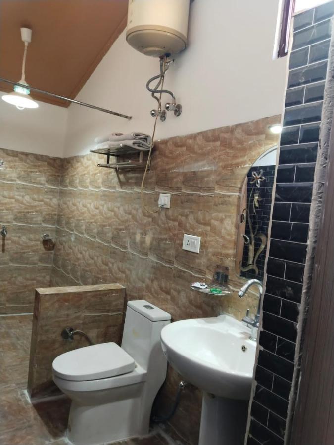 Flora Hills View Hotel Manāli Екстериор снимка