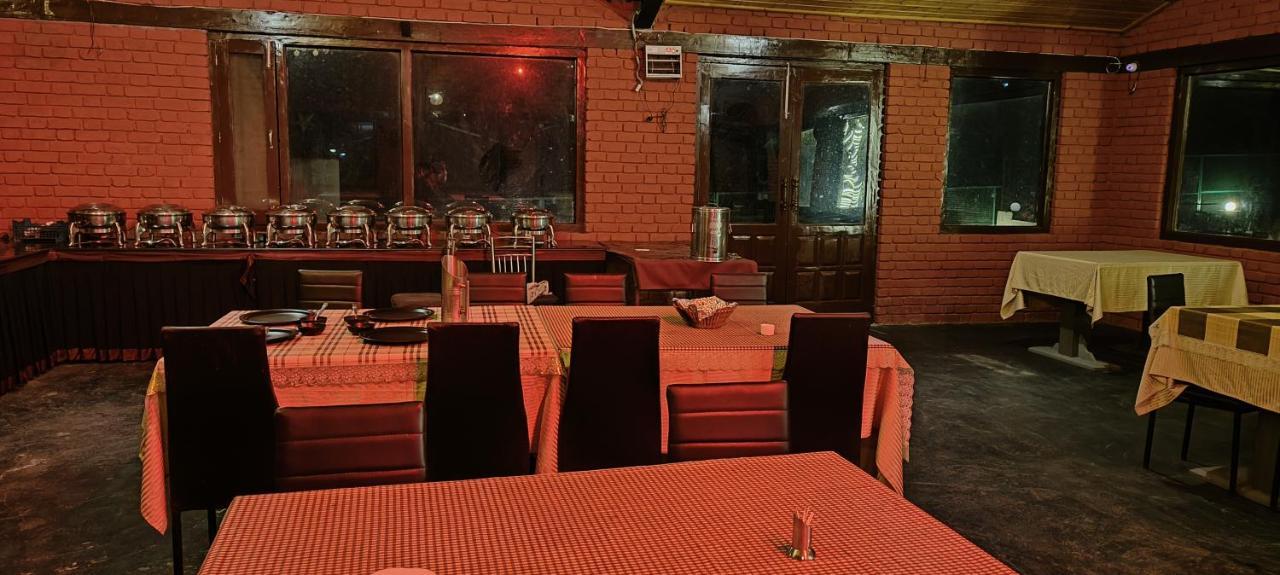 Flora Hills View Hotel Manāli Екстериор снимка